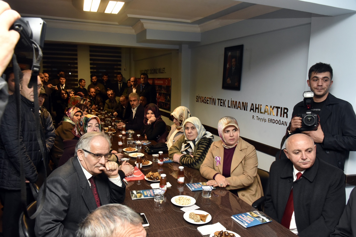 Bakan Eroğlu AK Parti teşkilatını ziyaret etti 87