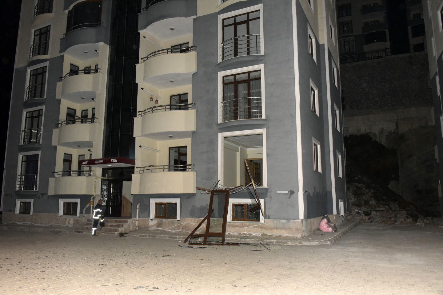 Gümüşhane’de istinat duvarı binaların üzerine yıkıldı 6