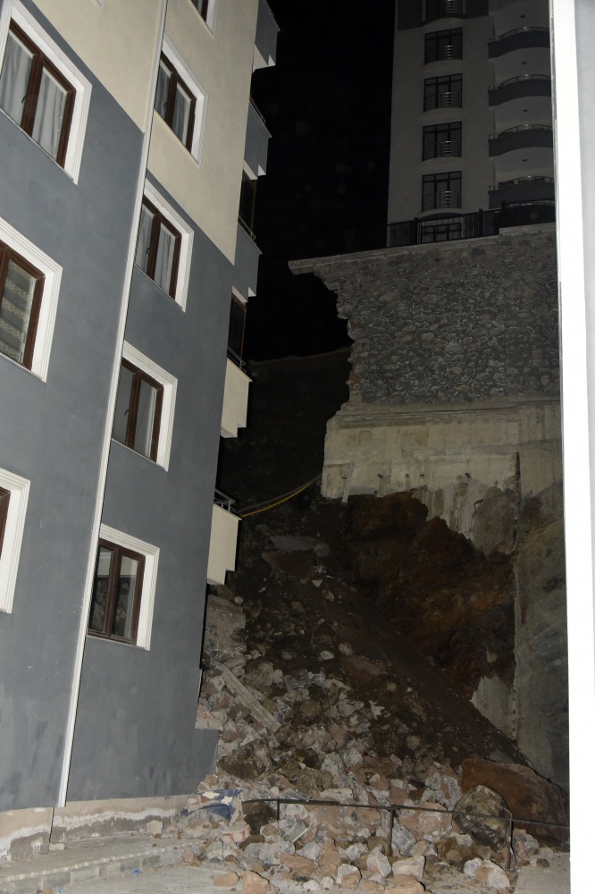 Gümüşhane’de istinat duvarı binaların üzerine yıkıldı 2