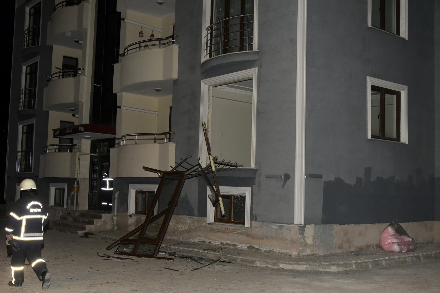 Gümüşhane’de istinat duvarı binaların üzerine yıkıldı 5