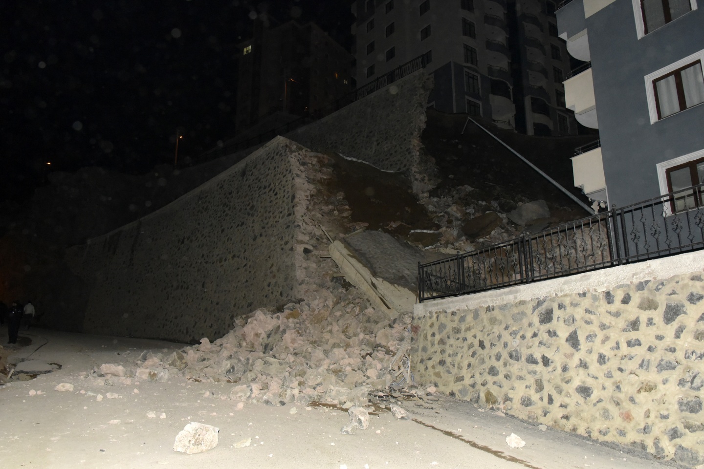 Gümüşhane’de istinat duvarı binaların üzerine yıkıldı 8