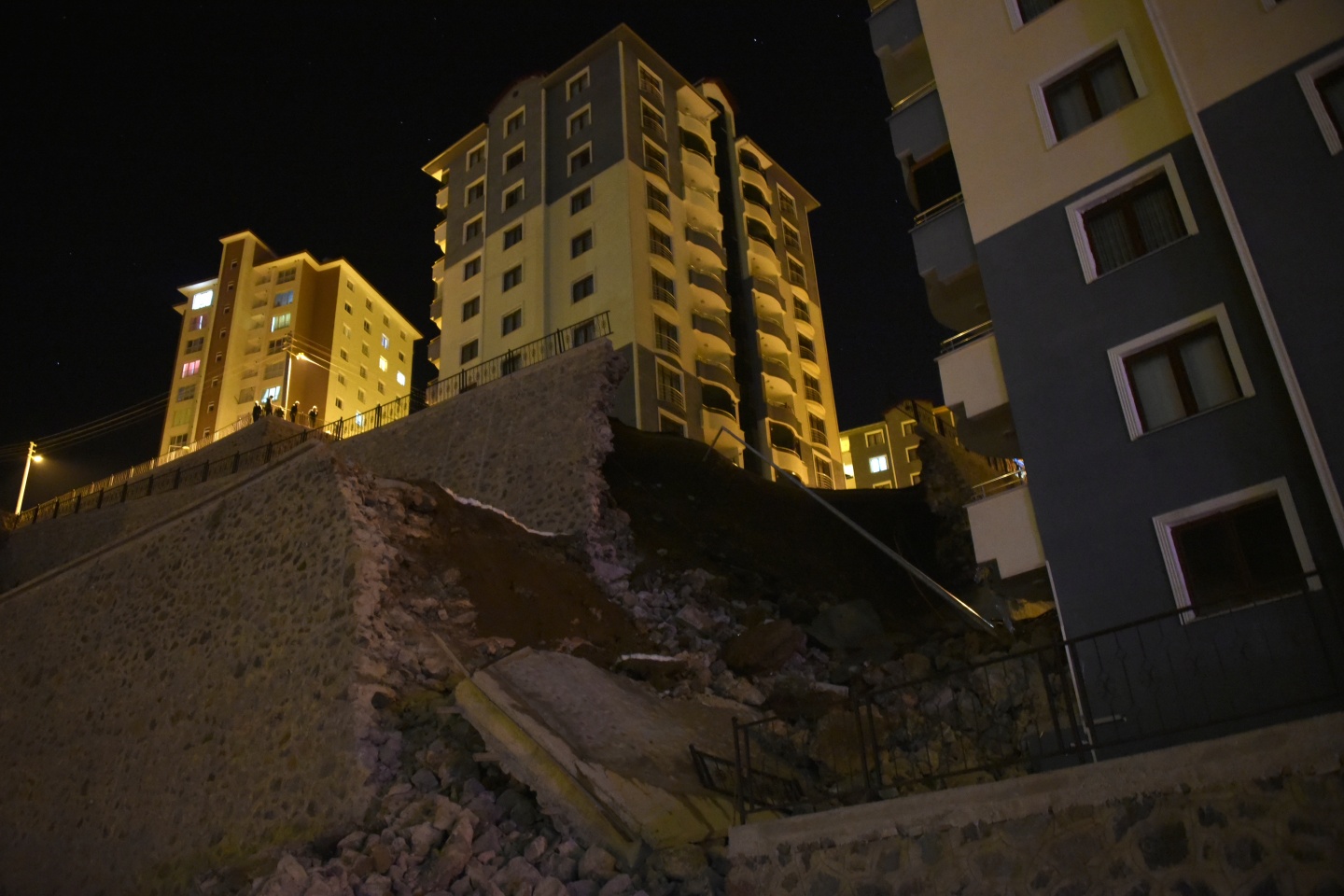 Gümüşhane’de istinat duvarı binaların üzerine yıkıldı 7