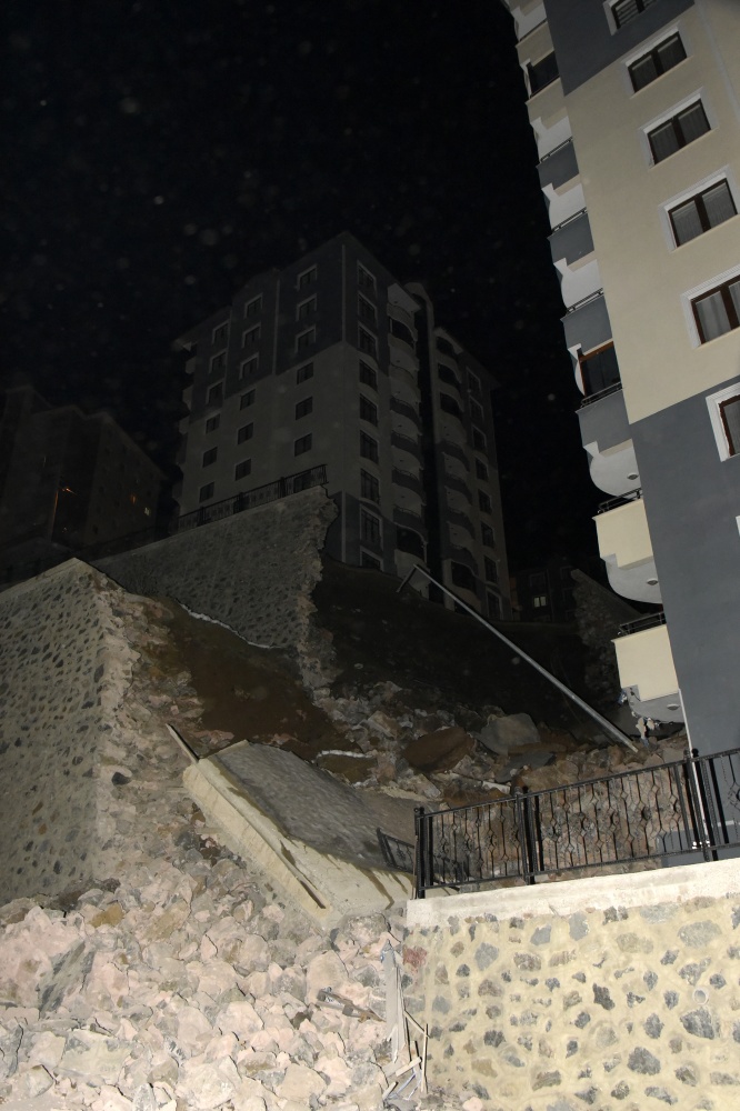 Gümüşhane’de istinat duvarı binaların üzerine yıkıldı 9