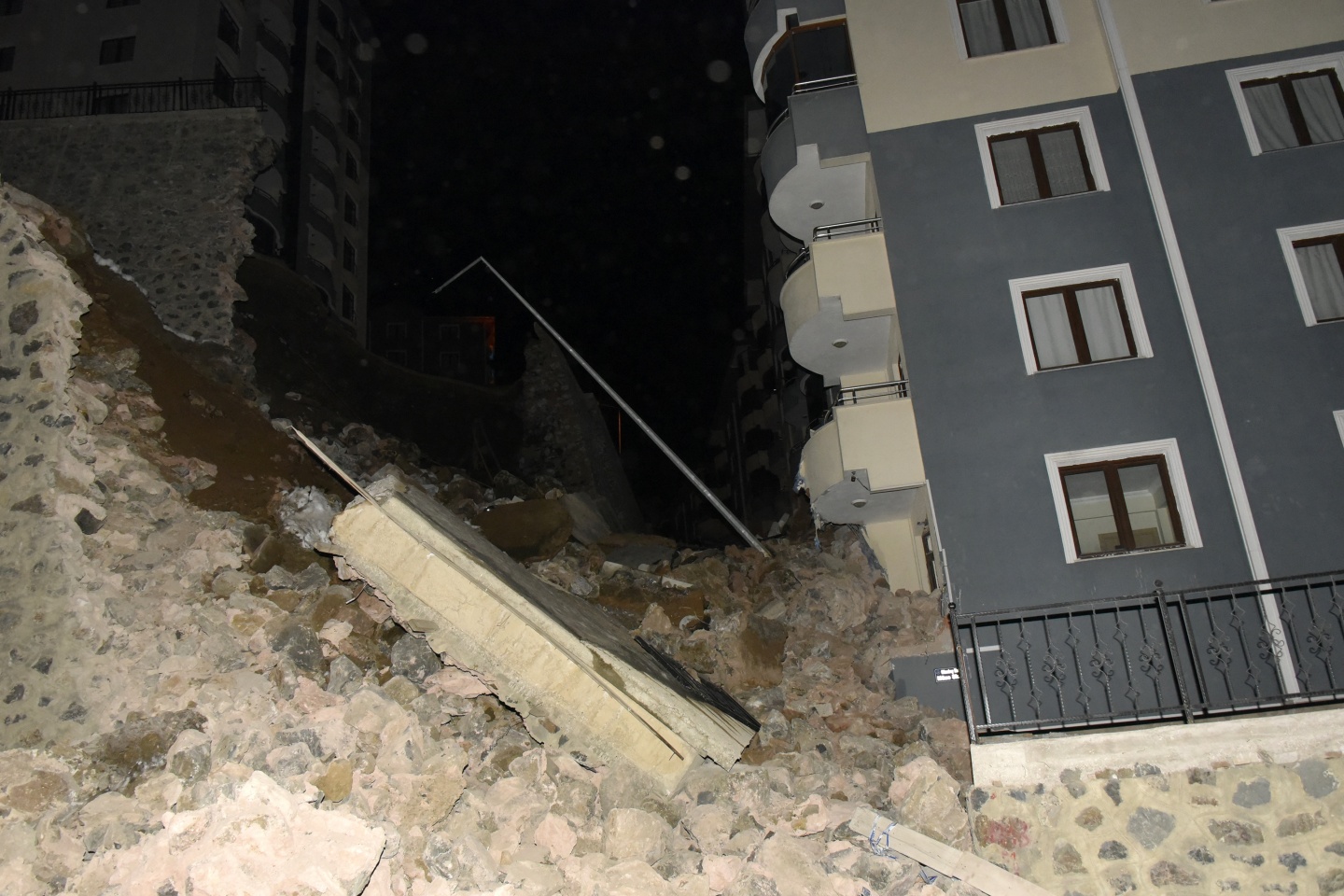 Gümüşhane’de istinat duvarı binaların üzerine yıkıldı 12