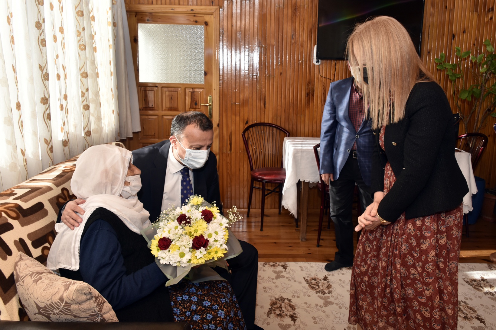 Güllü nine 111.yaşını Vali Taşbilek’le kutladı 3