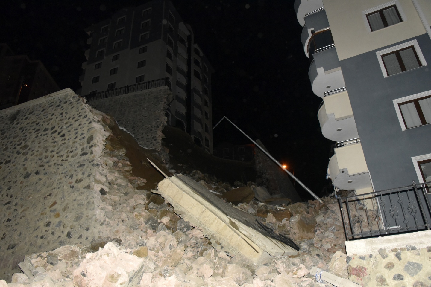 Gümüşhane’de istinat duvarı binaların üzerine yıkıldı 15