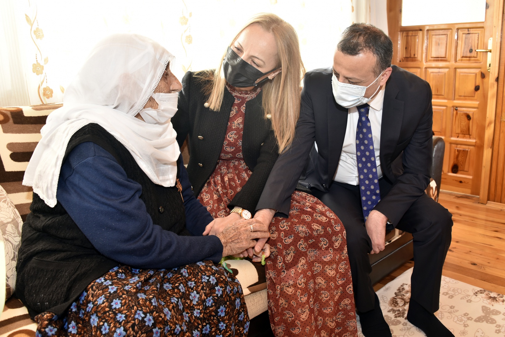 Güllü nine 111.yaşını Vali Taşbilek’le kutladı 8