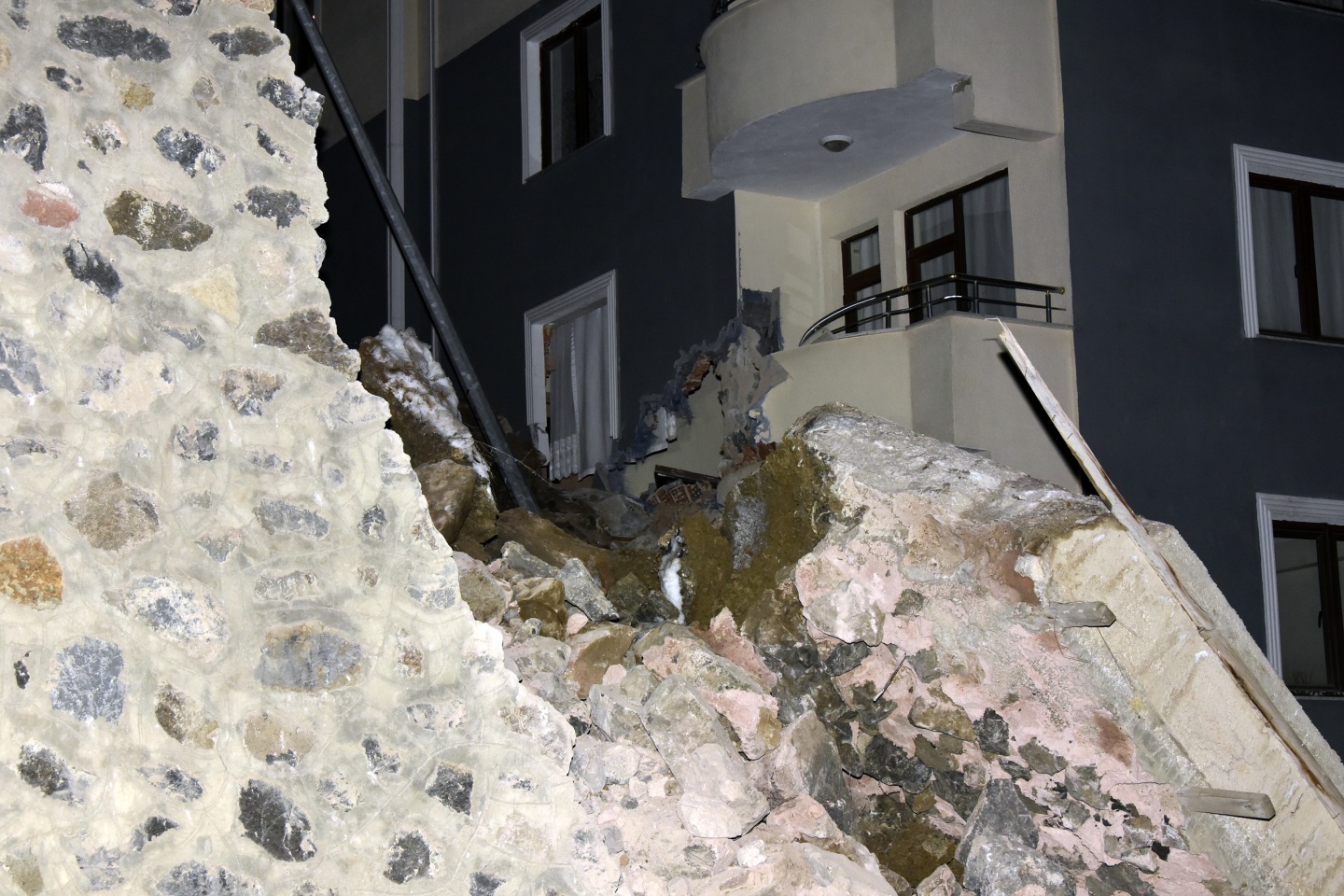 Gümüşhane’de istinat duvarı binaların üzerine yıkıldı 16