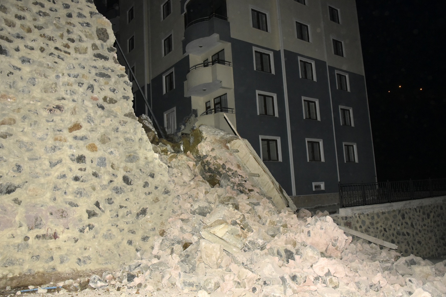 Gümüşhane’de istinat duvarı binaların üzerine yıkıldı 11