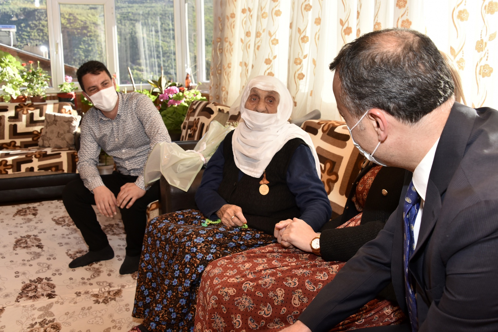 Güllü nine 111.yaşını Vali Taşbilek’le kutladı 2