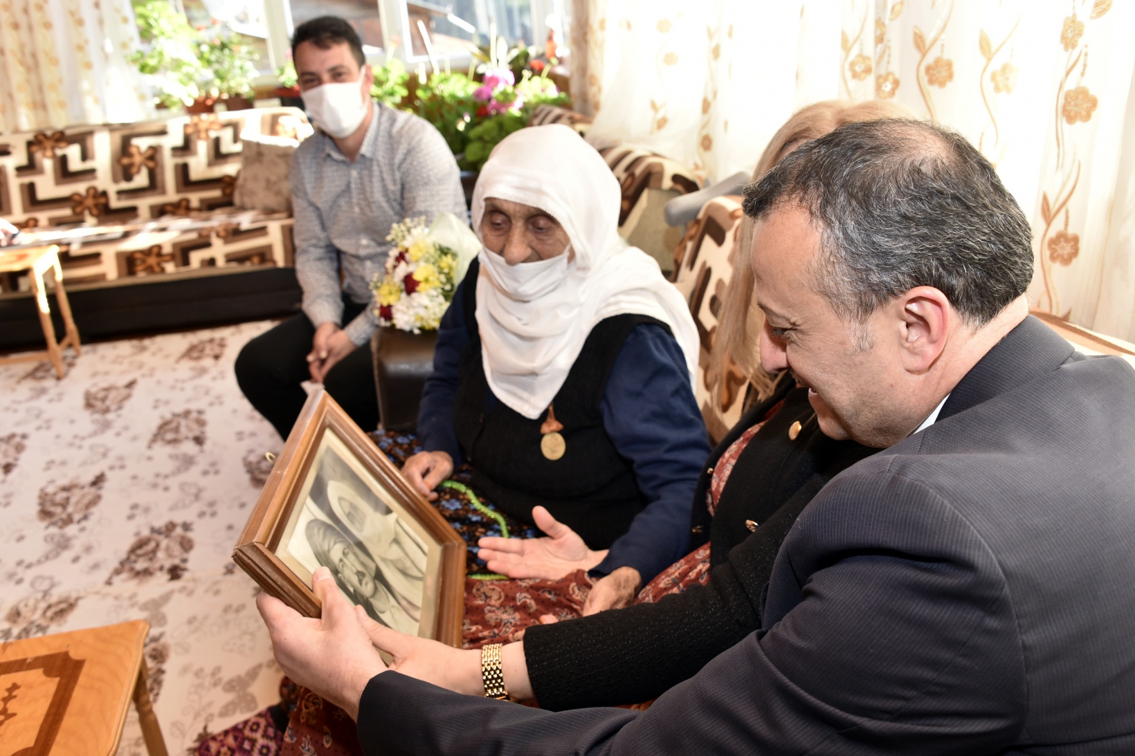 Güllü nine 111.yaşını Vali Taşbilek’le kutladı 5