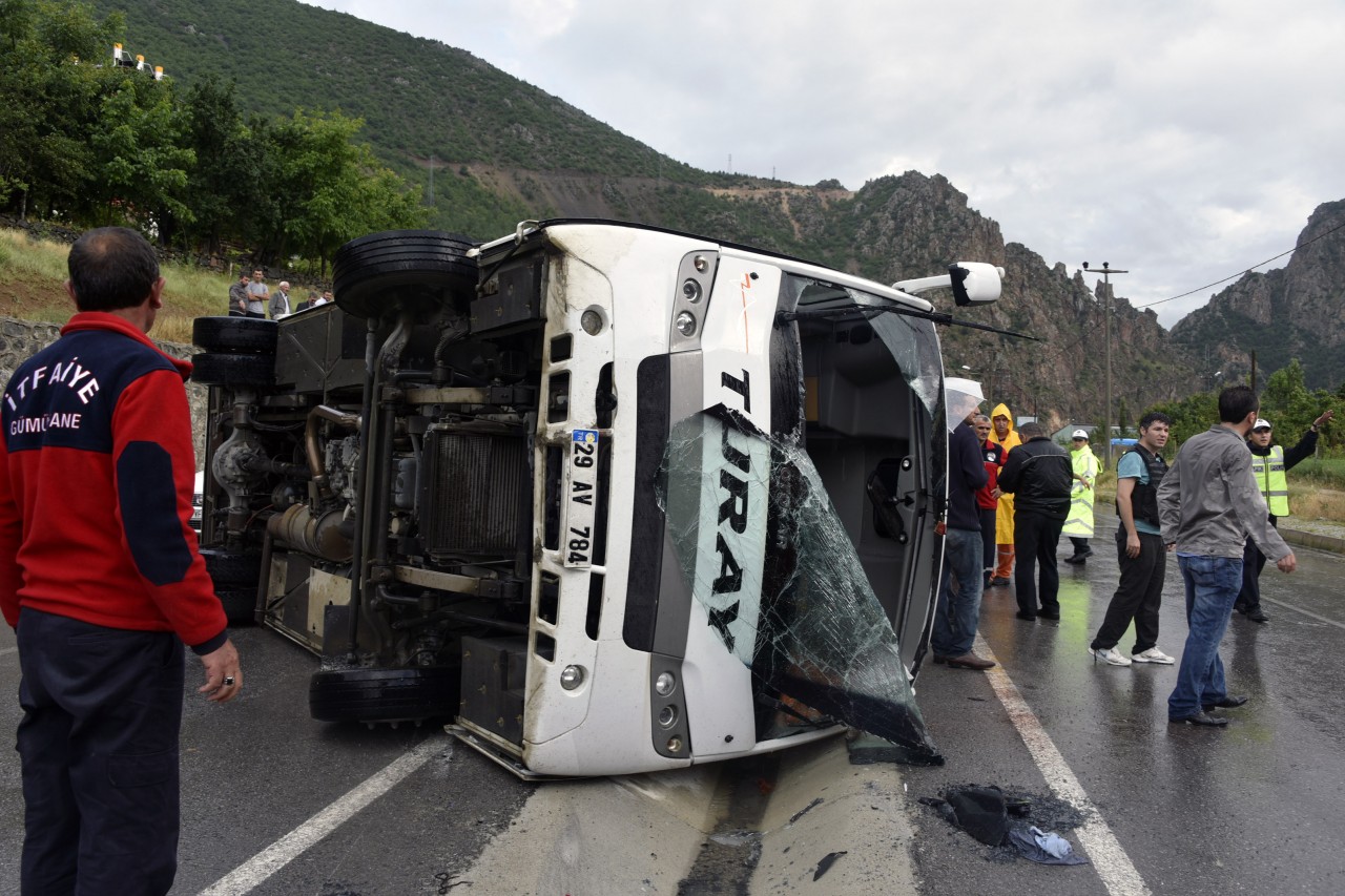 Torul'da trafik kazası: 13 yaralı 2