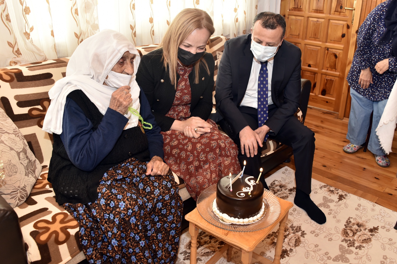 Güllü nine 111.yaşını Vali Taşbilek’le kutladı 9