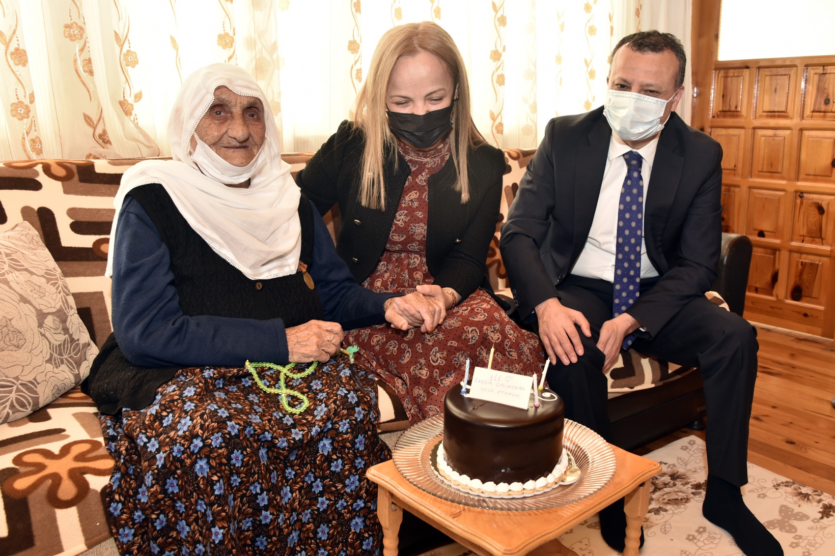 Güllü nine 111.yaşını Vali Taşbilek’le kutladı 11