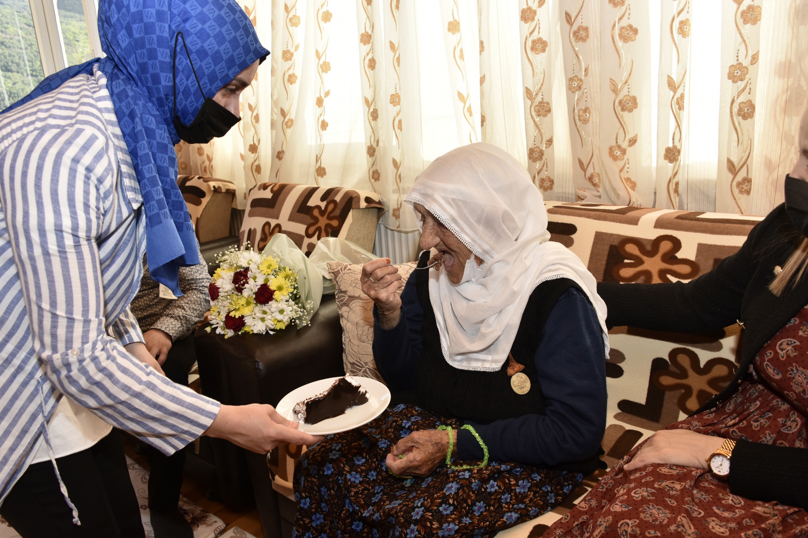 Güllü nine 111.yaşını Vali Taşbilek’le kutladı 10