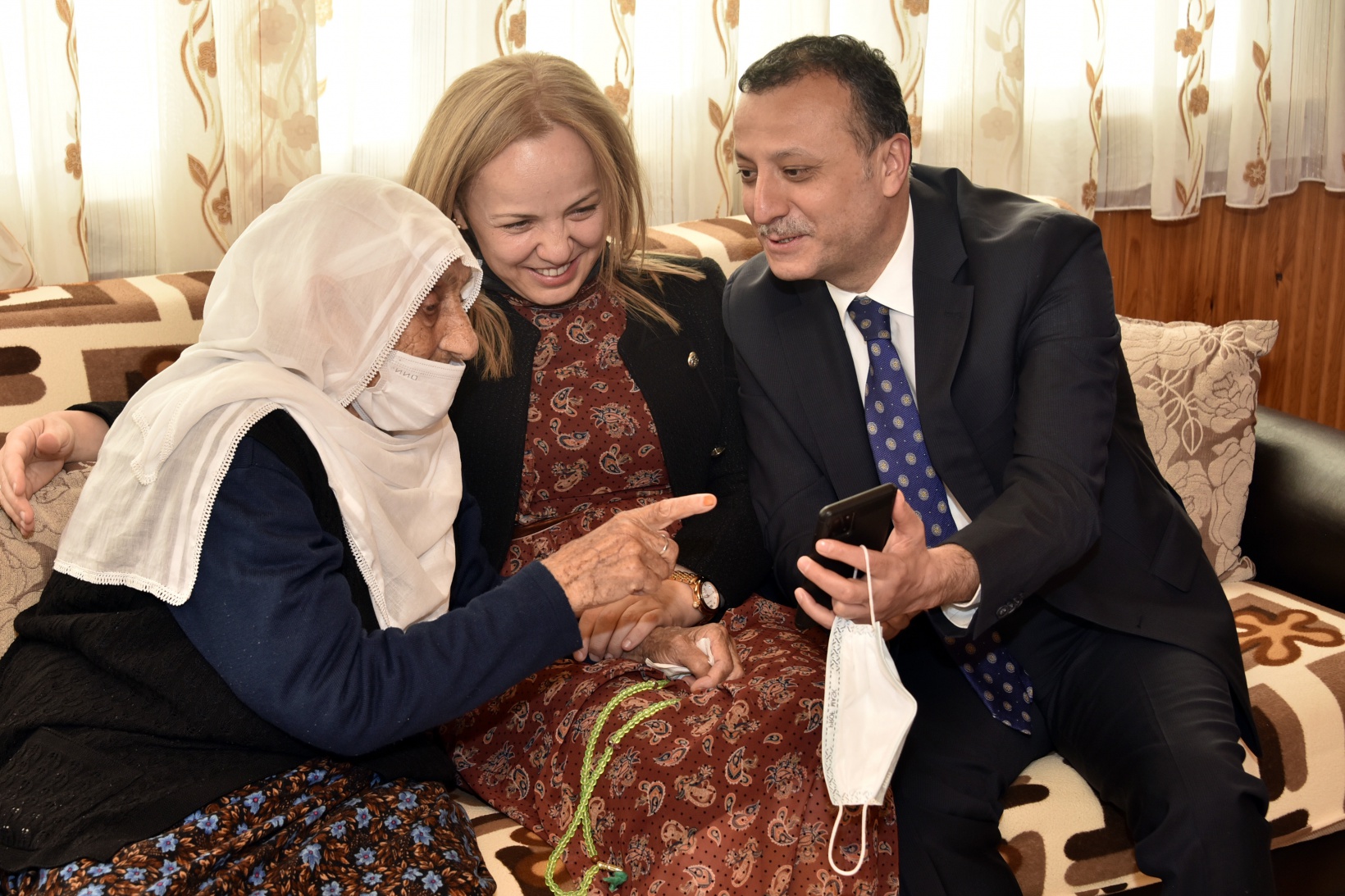 Güllü nine 111.yaşını Vali Taşbilek’le kutladı 1