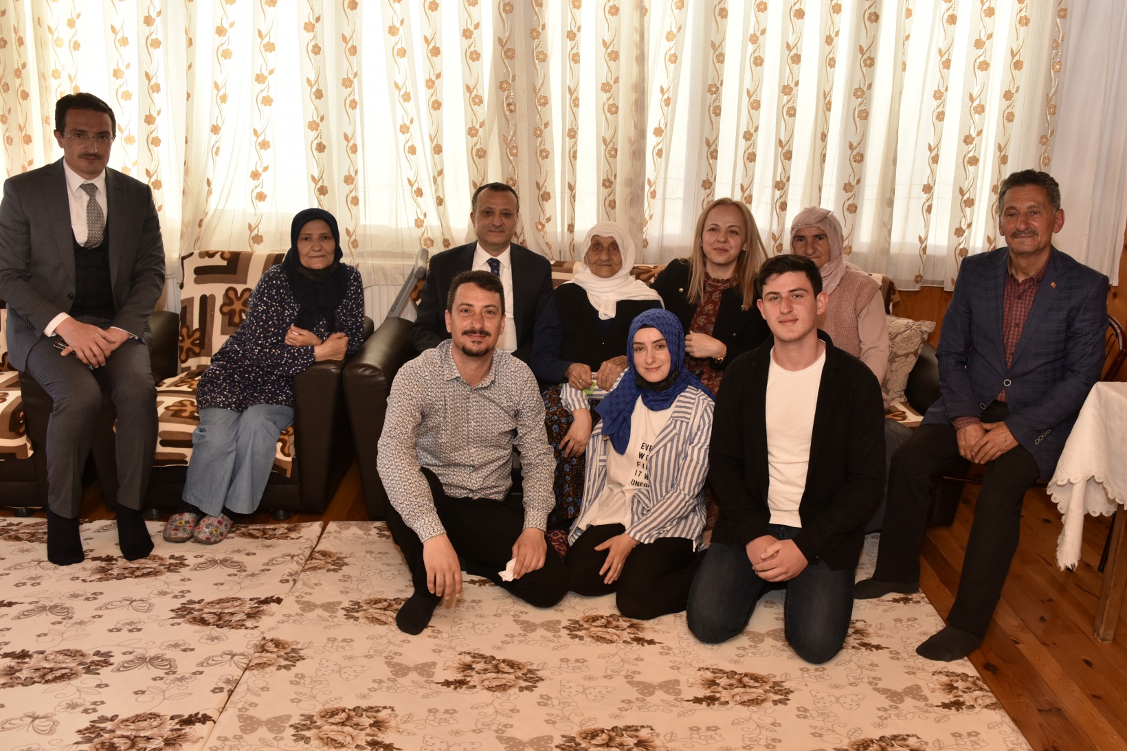 Güllü nine 111.yaşını Vali Taşbilek’le kutladı 6