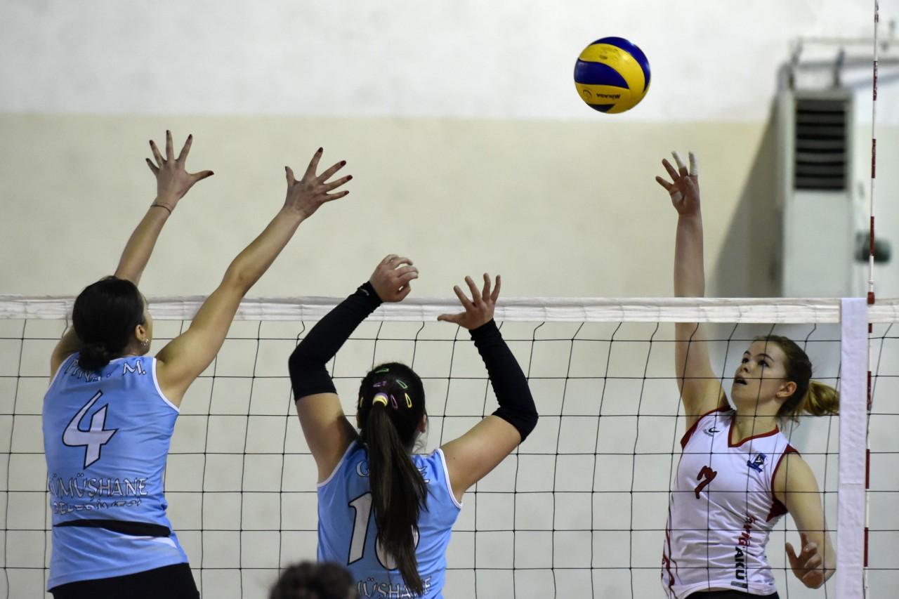 Gümüş Kızlar liderden 1 puan aldı: 2-3 1
