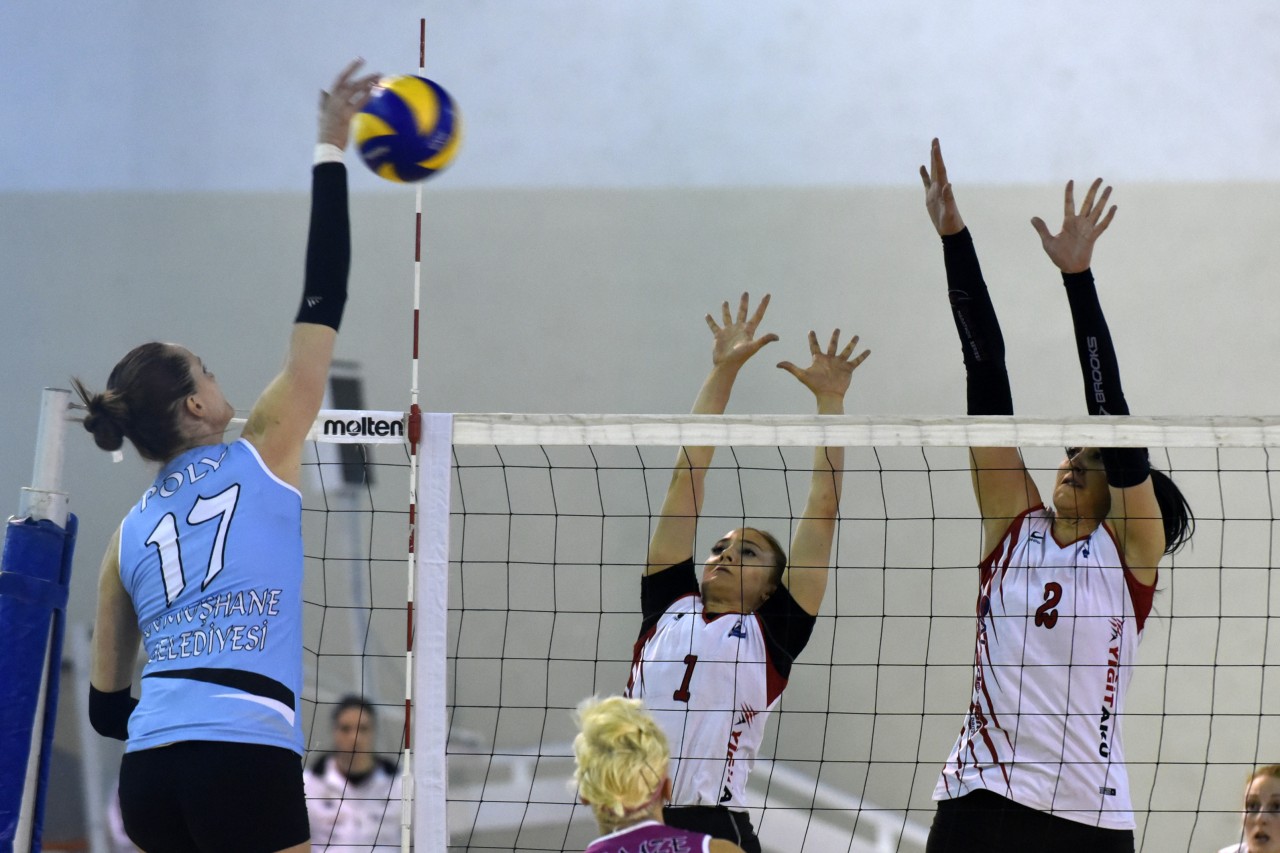 Gümüş Kızlar liderden 1 puan aldı: 2-3 2