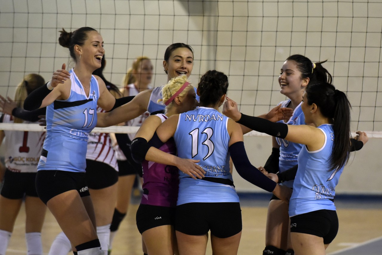 Gümüş Kızlar liderden 1 puan aldı: 2-3 3