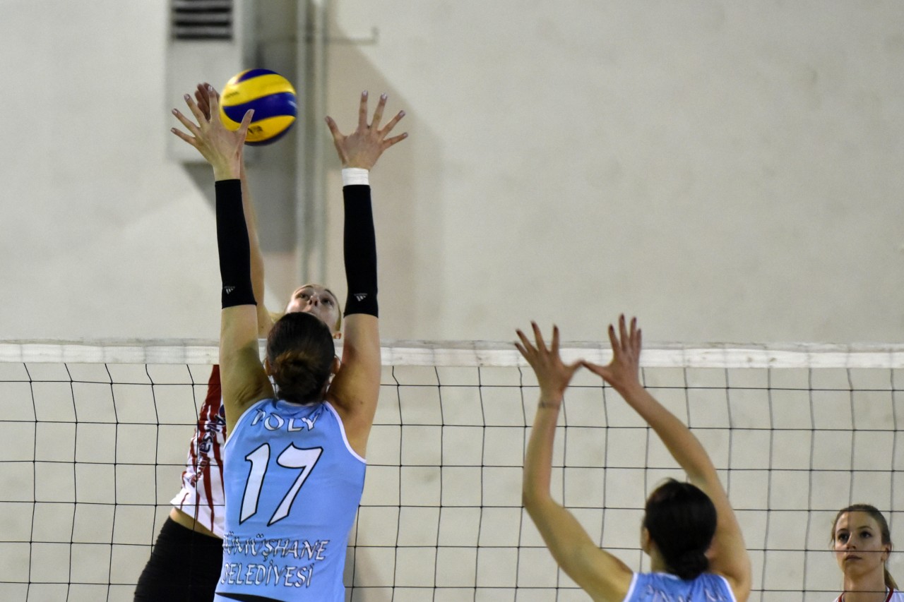 Gümüş Kızlar liderden 1 puan aldı: 2-3 4