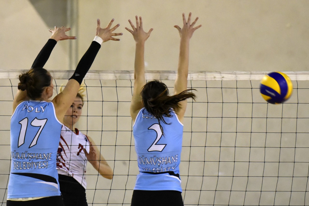 Gümüş Kızlar liderden 1 puan aldı: 2-3 5