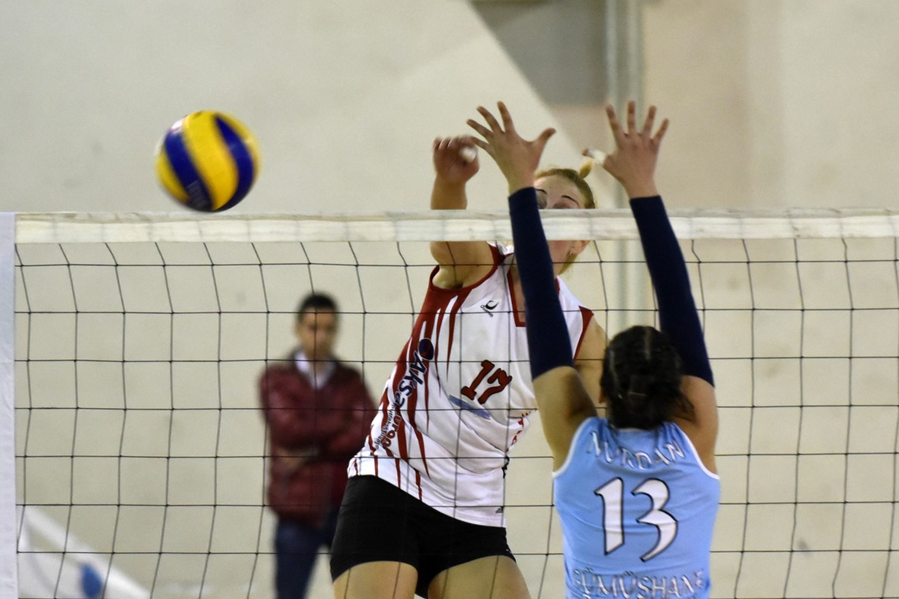 Gümüş Kızlar liderden 1 puan aldı: 2-3 6