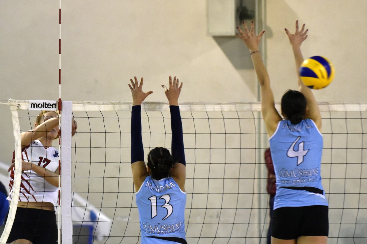Gümüş Kızlar liderden 1 puan aldı: 2-3 8