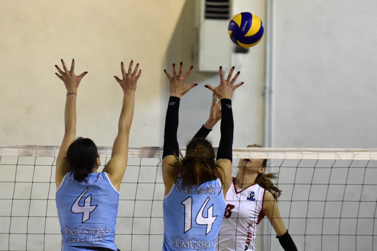 Gümüş Kızlar liderden 1 puan aldı: 2-3 10