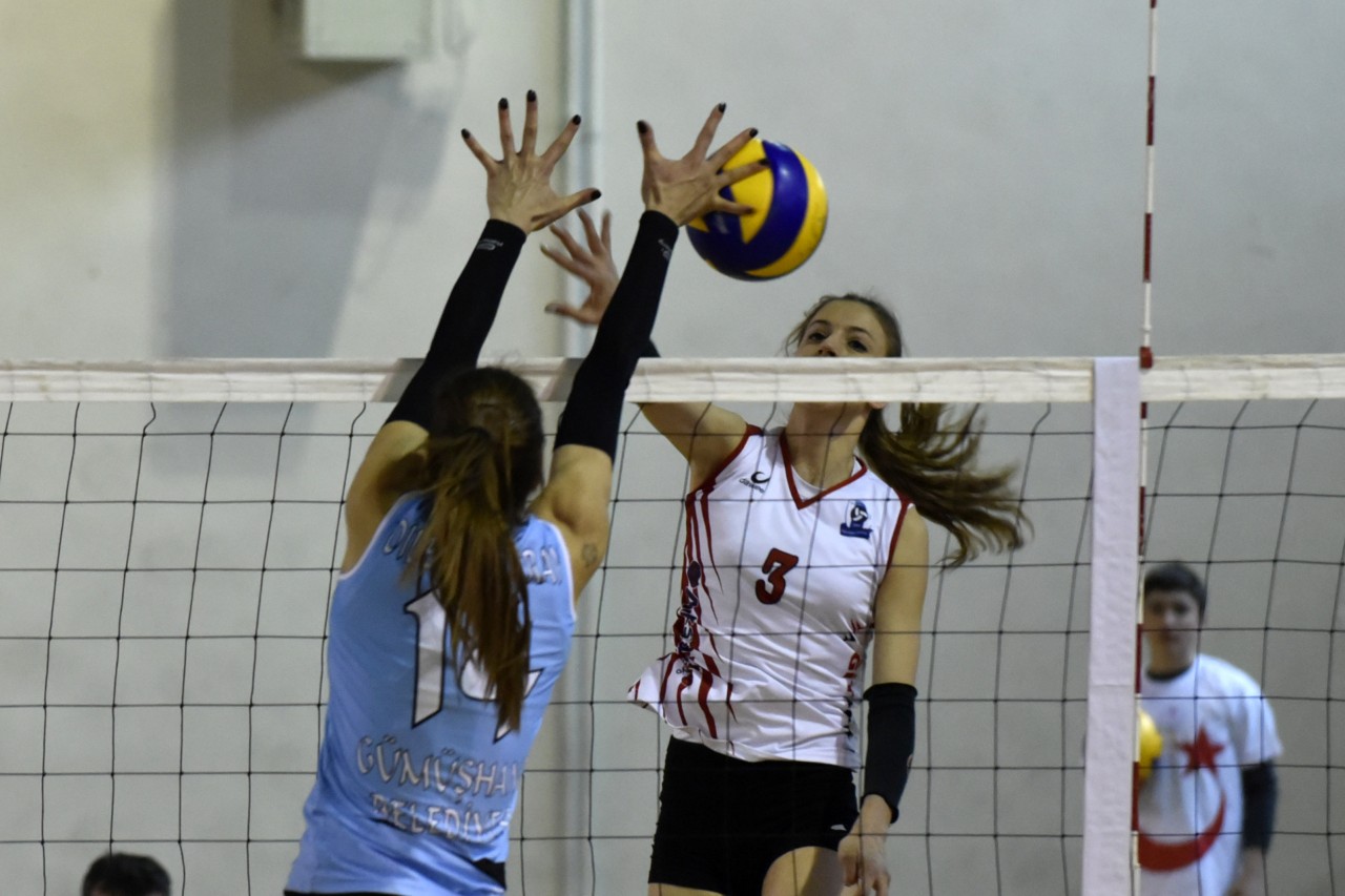 Gümüş Kızlar liderden 1 puan aldı: 2-3 11