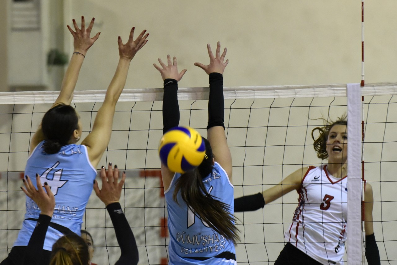 Gümüş Kızlar liderden 1 puan aldı: 2-3 12