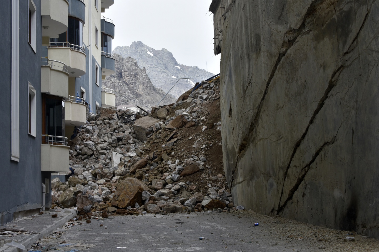 Felaketin boyutları gün ışıyınca ortaya çıktı 36