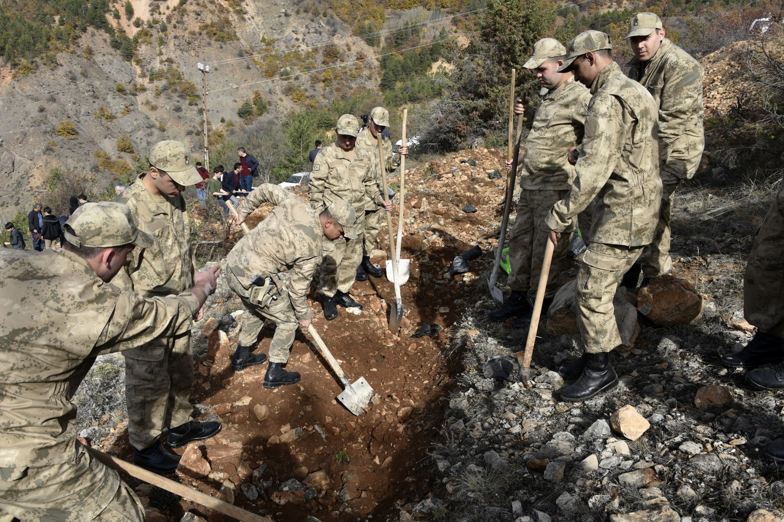Gümüşhane’de 'Milli Ağaçlandırma Gününde' 70 bin fidan toprakla buluştu 23