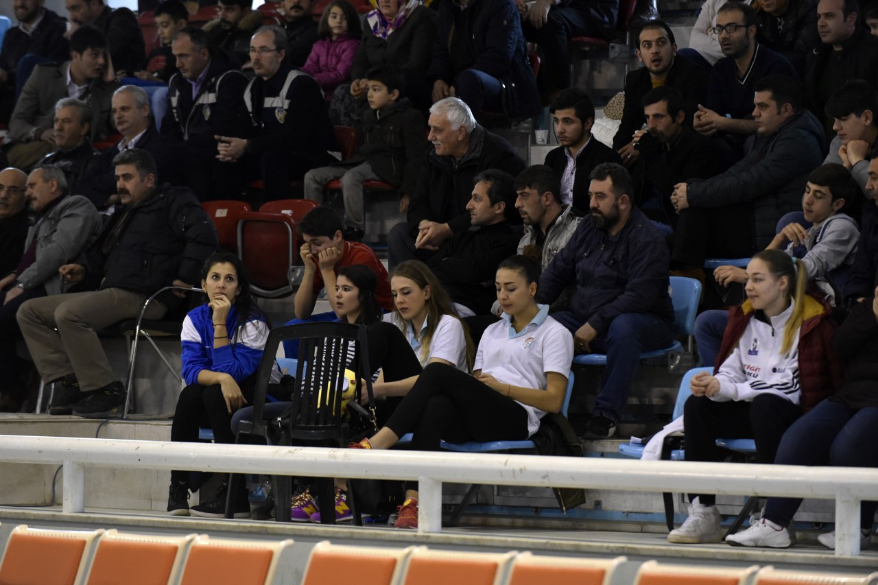 Gümüş Kızlar liderden 1 puan aldı: 2-3 15