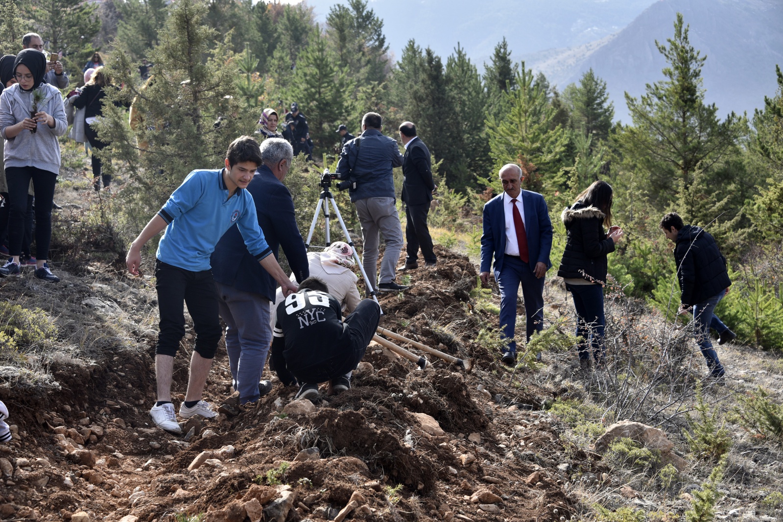Gümüşhane’de 'Milli Ağaçlandırma Gününde' 70 bin fidan toprakla buluştu 13
