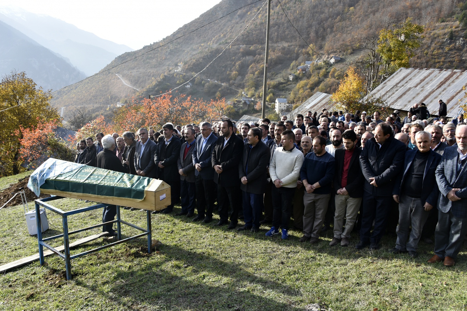 Oğlunun nikahına giderken kaza sonucu vefat eden anne son yolculuğuna uğurlandı 16