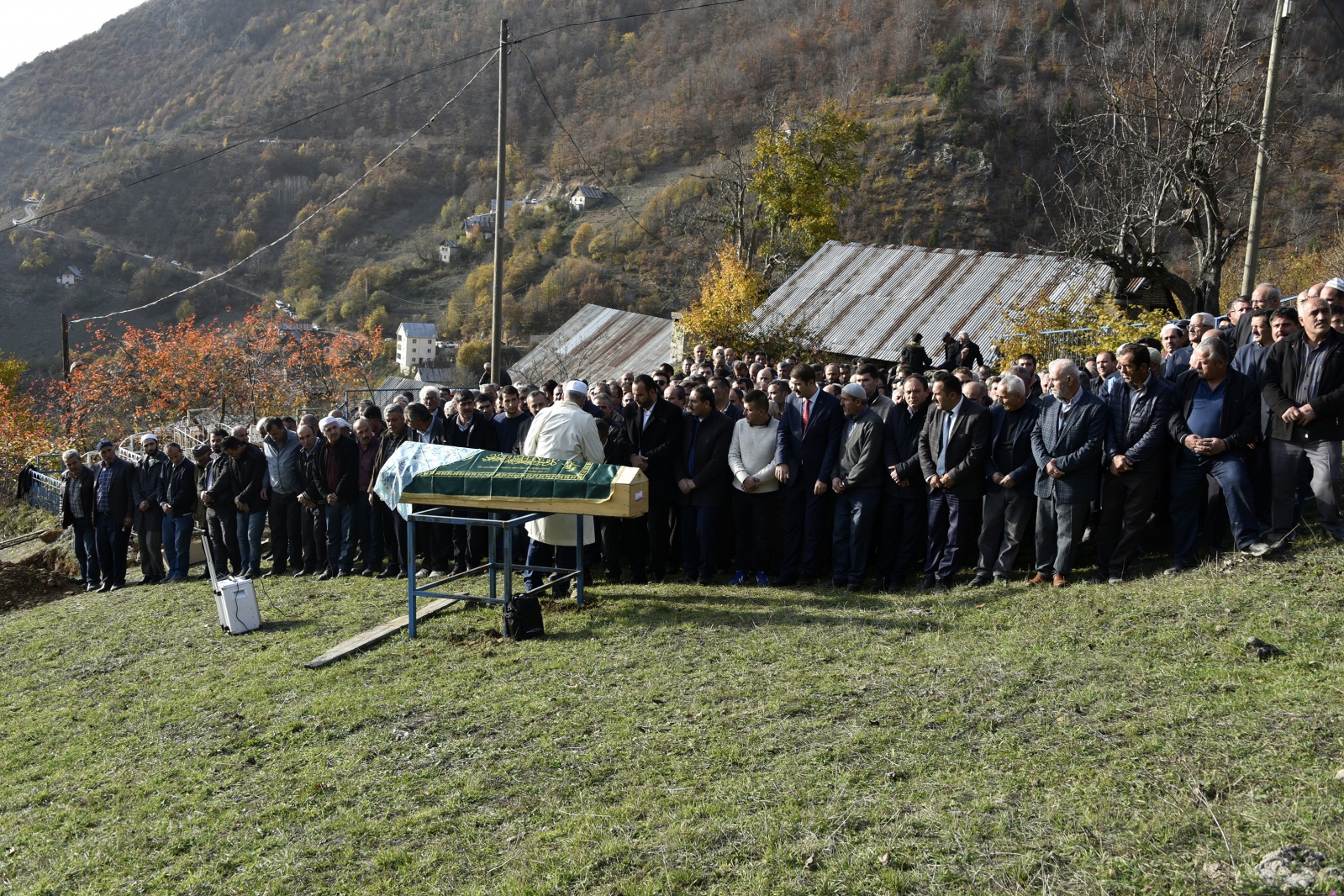 Oğlunun nikahına giderken kaza sonucu vefat eden anne son yolculuğuna uğurlandı 14