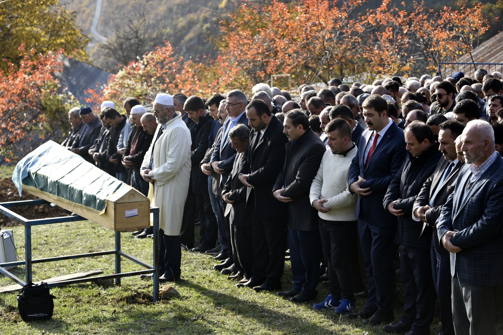 Oğlunun nikahına giderken kaza sonucu vefat eden anne son yolculuğuna uğurlandı 9