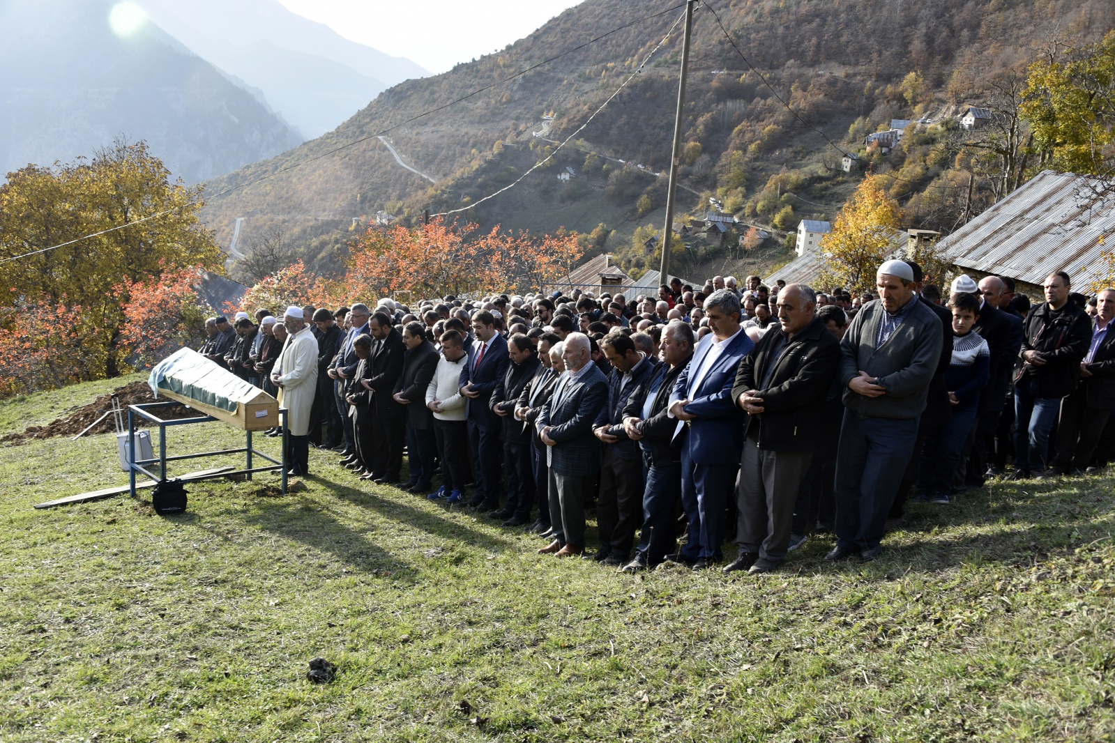 Oğlunun nikahına giderken kaza sonucu vefat eden anne son yolculuğuna uğurlandı 20