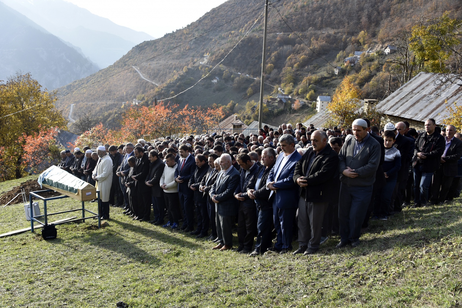 Oğlunun nikahına giderken kaza sonucu vefat eden anne son yolculuğuna uğurlandı 18