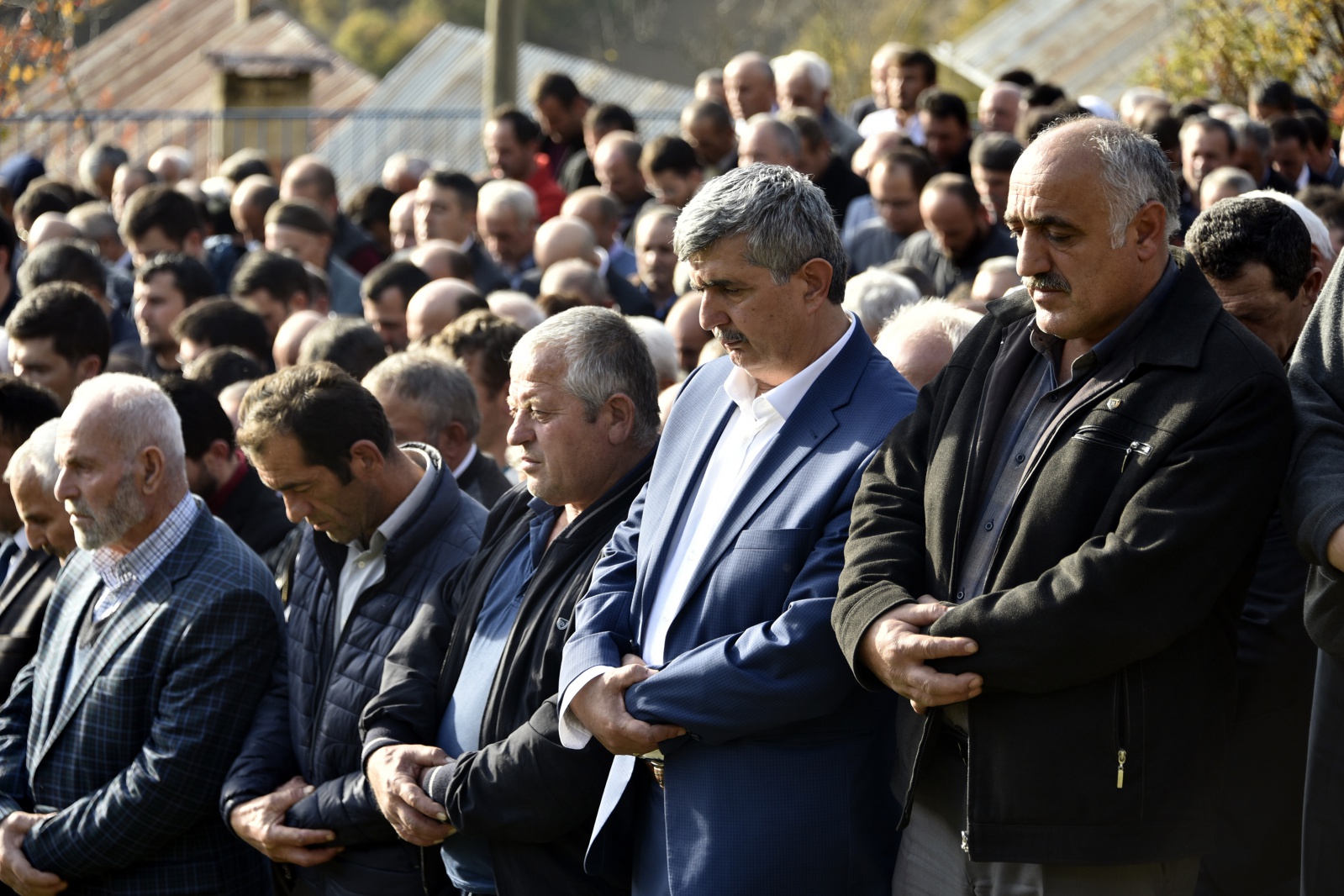 Oğlunun nikahına giderken kaza sonucu vefat eden anne son yolculuğuna uğurlandı 12