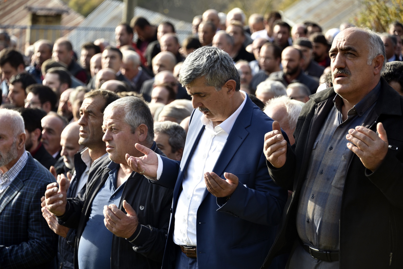 Oğlunun nikahına giderken kaza sonucu vefat eden anne son yolculuğuna uğurlandı 10
