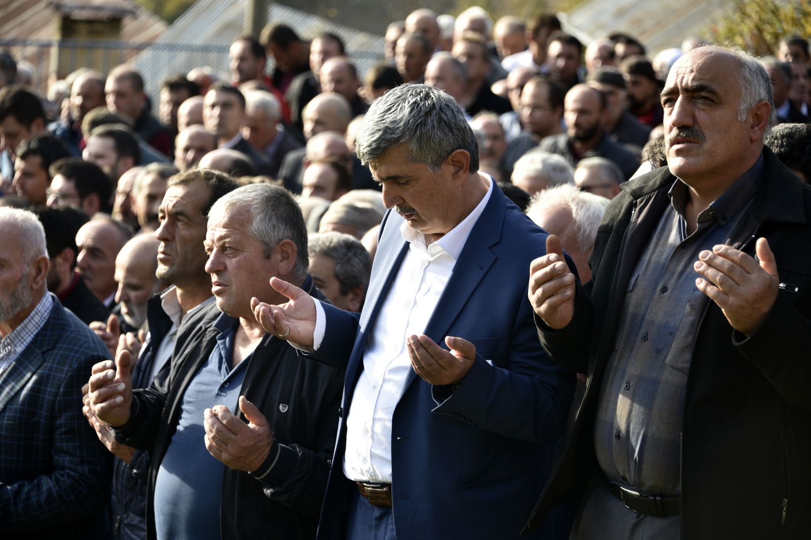 Oğlunun nikahına giderken kaza sonucu vefat eden anne son yolculuğuna uğurlandı 5