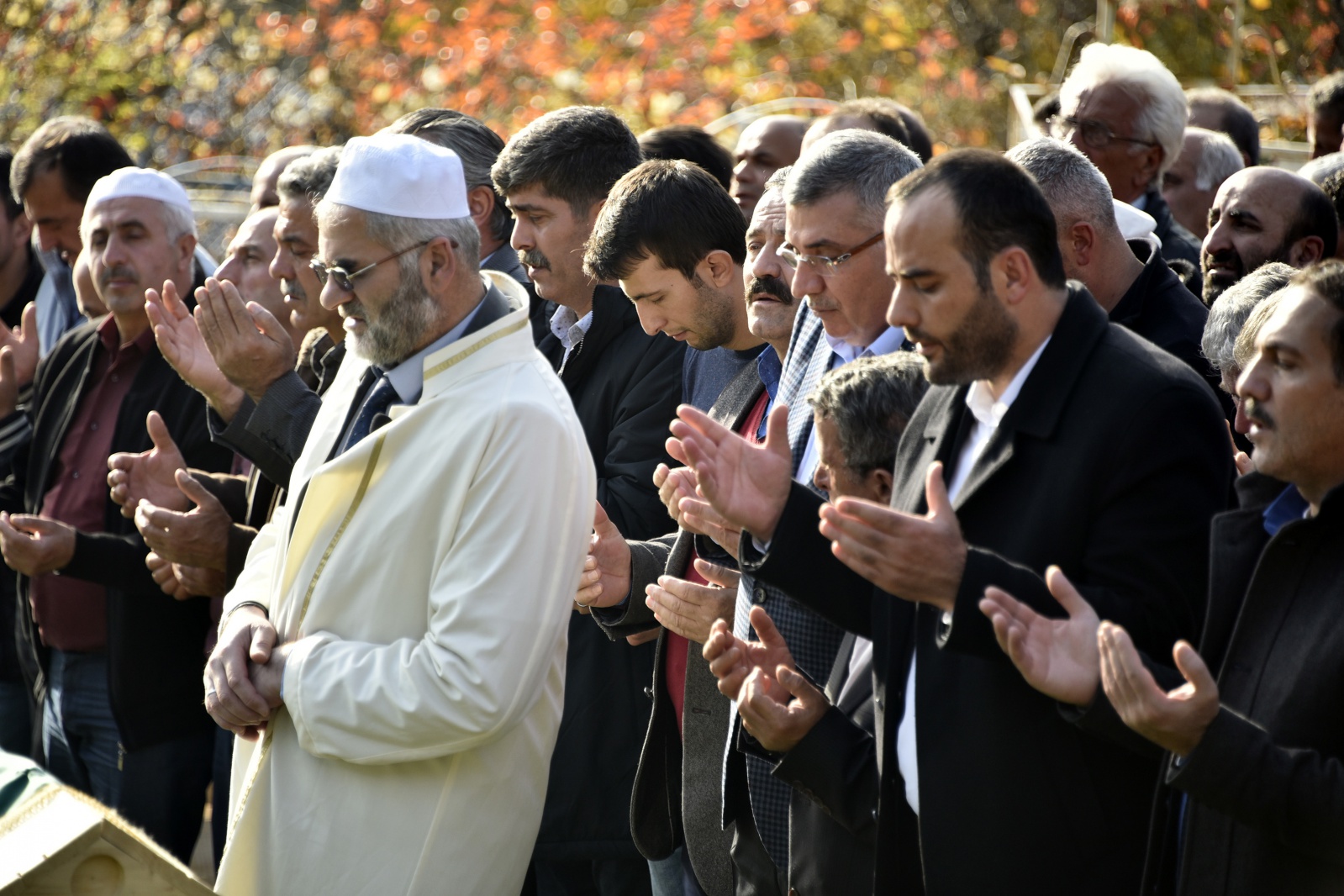 Oğlunun nikahına giderken kaza sonucu vefat eden anne son yolculuğuna uğurlandı 1