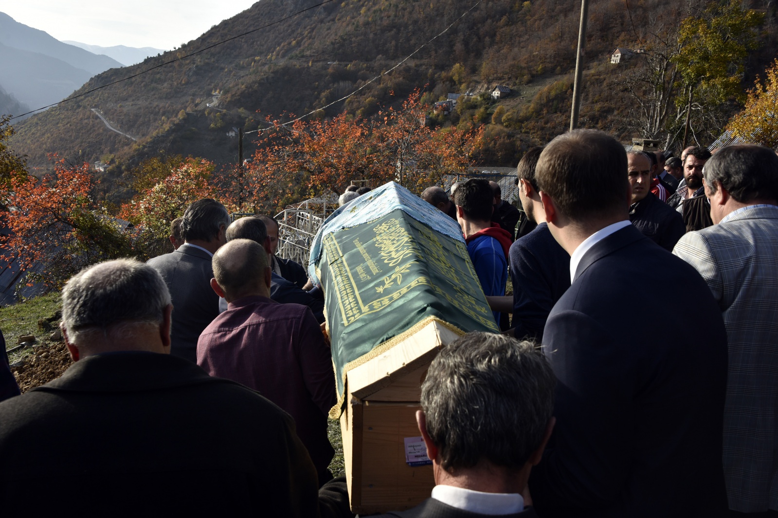 Oğlunun nikahına giderken kaza sonucu vefat eden anne son yolculuğuna uğurlandı 15