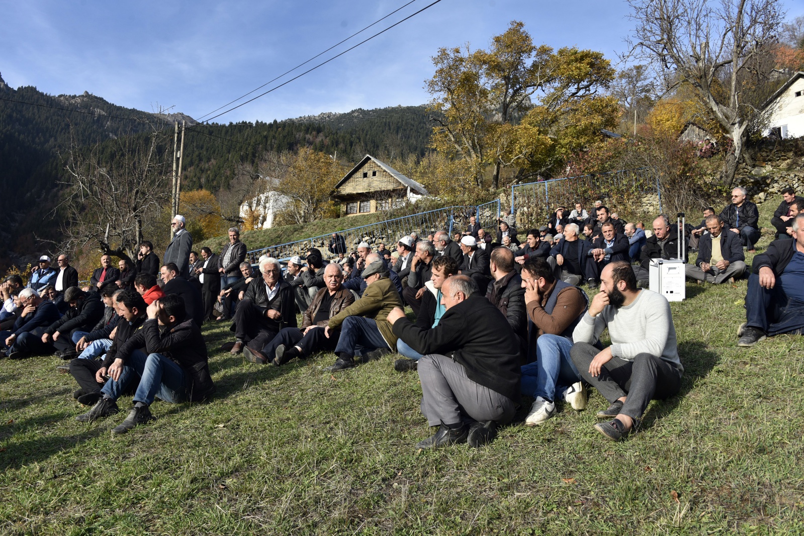 Oğlunun nikahına giderken kaza sonucu vefat eden anne son yolculuğuna uğurlandı 6