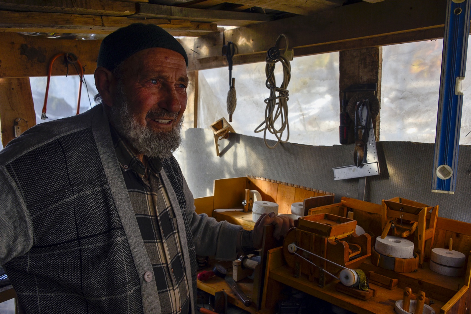 Doktor egzersiz önerince 86 yaşında ahşaptan maket yapmaya başladı 5
