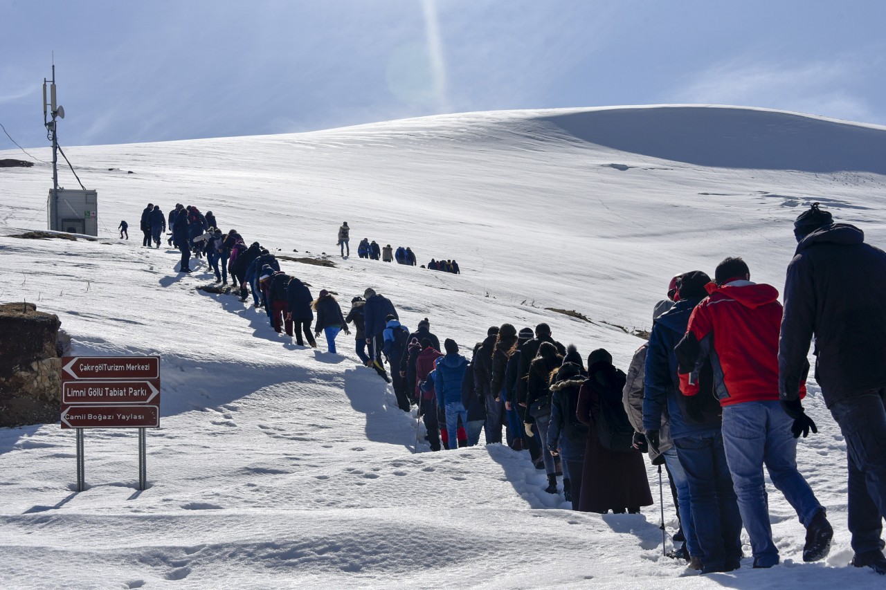 Yüzlerce üniversite öğrencisi Zigana dağında stres attı 3