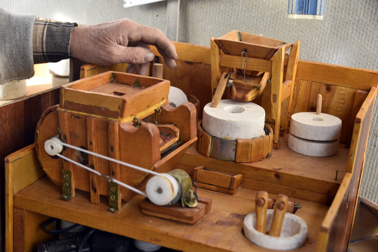 Doktor egzersiz önerince 86 yaşında ahşaptan maket yapmaya başladı 2