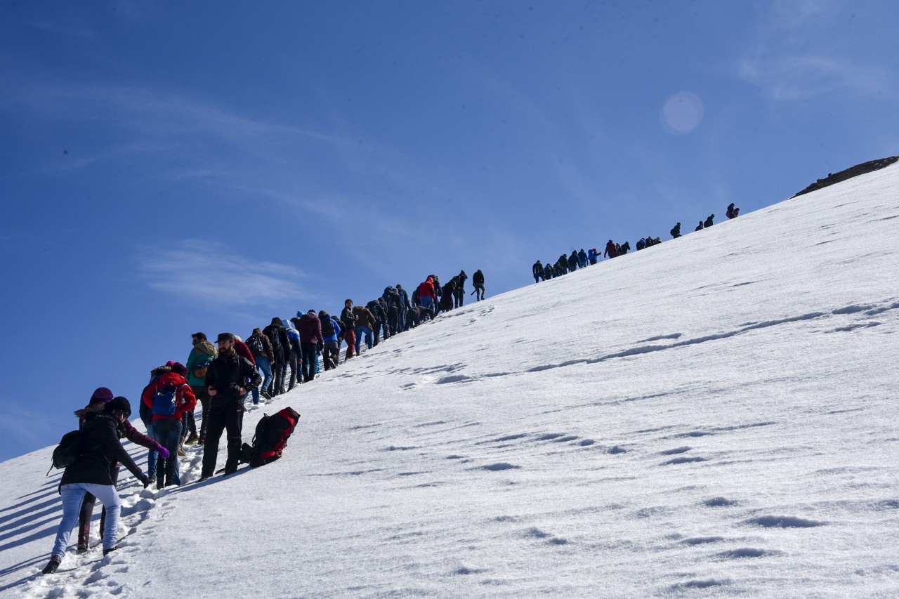 Yüzlerce üniversite öğrencisi Zigana dağında stres attı 6